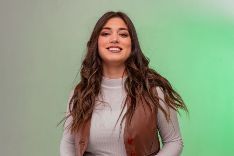 Evangelina Crubinca presenta su nuevo sencillo, “En el trono está”
