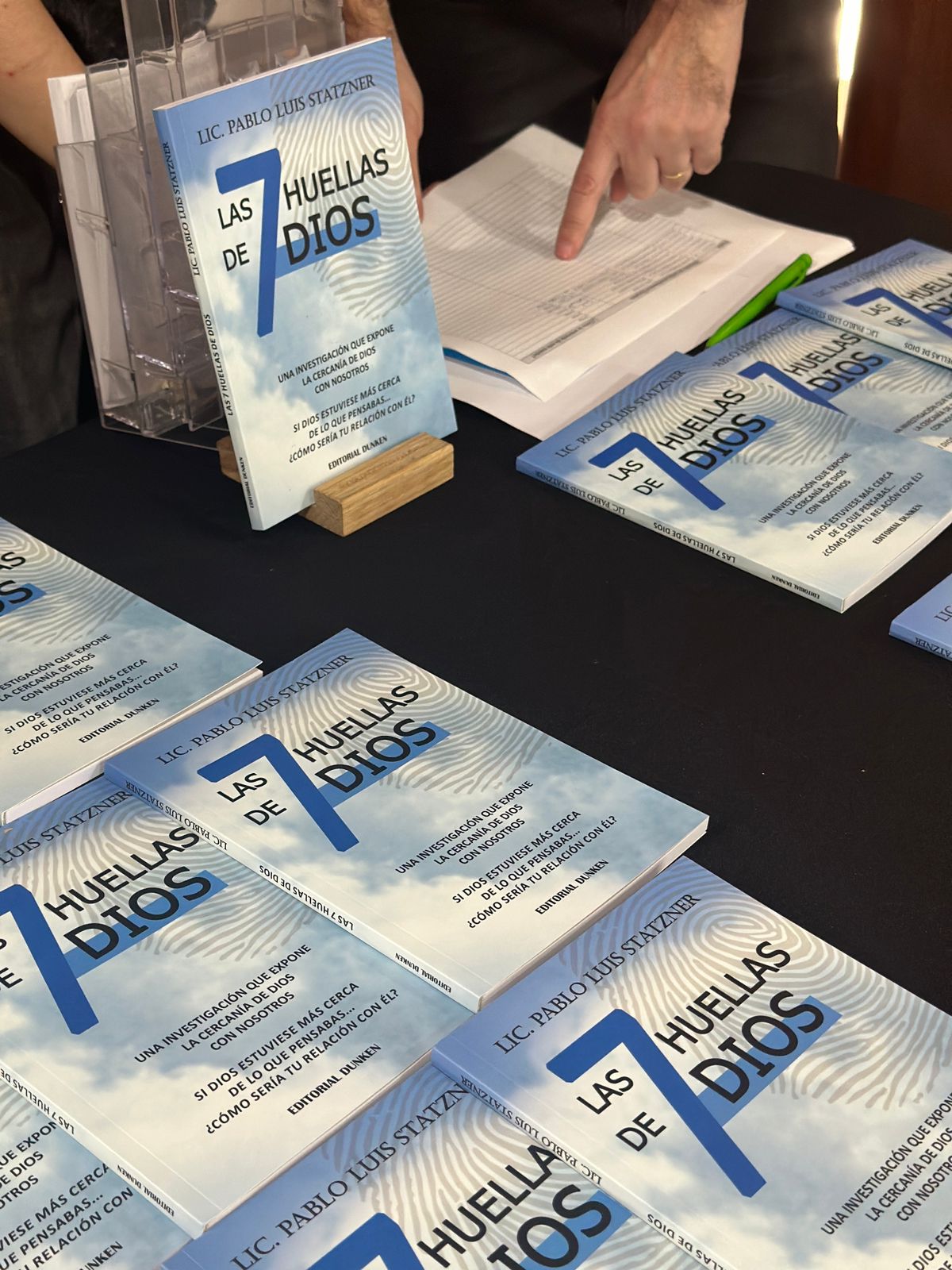 Pablo Statzner presentó su libro «Las 7 Huellas de Dios» en Buenos Aires
