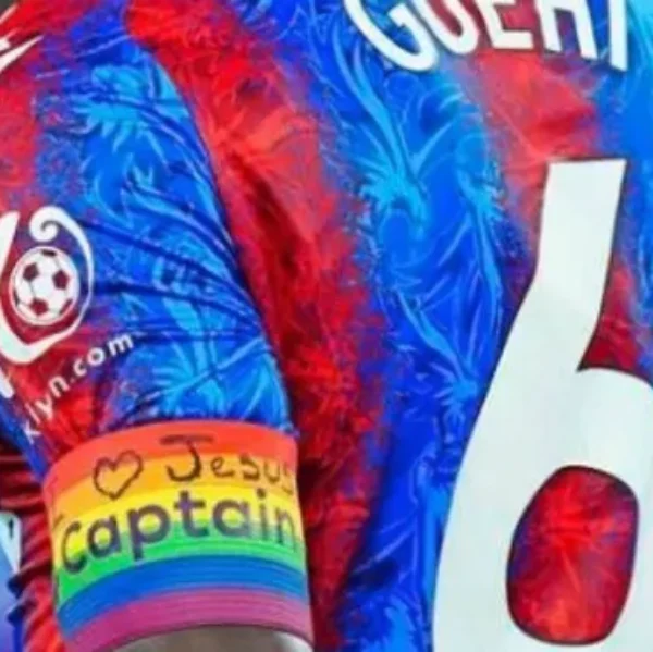 Marc Guehi se expone a una sanción por escribir “amo a Jesús” en su brazalete