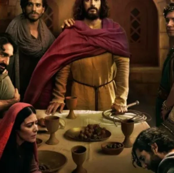 El creador y productor Dallas Jenkins y la estrella Jonathan Roumie revelan el arte de The Chosen: La última cena (Temporada 5)