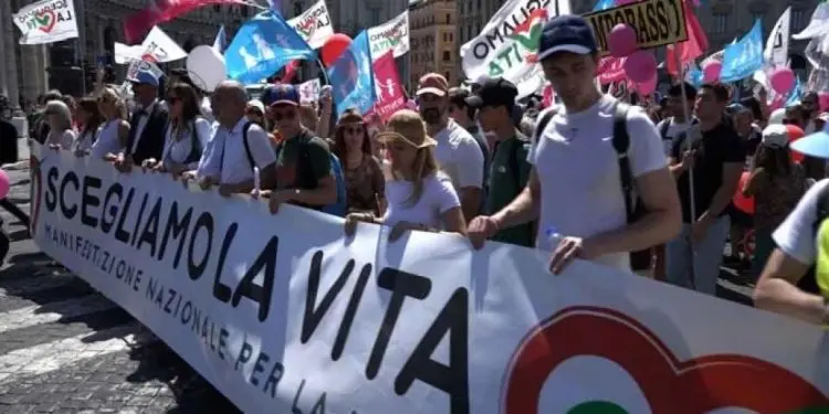 Miles de personas participaron en Roma en la marcha anual provida