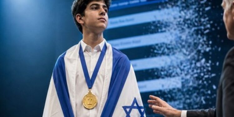 Un estudiante israelí de secundaria gana la medalla de oro en la Olimpíada de Uzbekistán, pero es descalificado por usar la bandera nacional