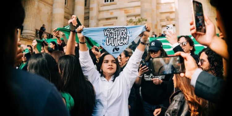 Reacciones a la congresista colombiana Carol Borda por “meterse” en plantón a favor del aborto en el Congreso